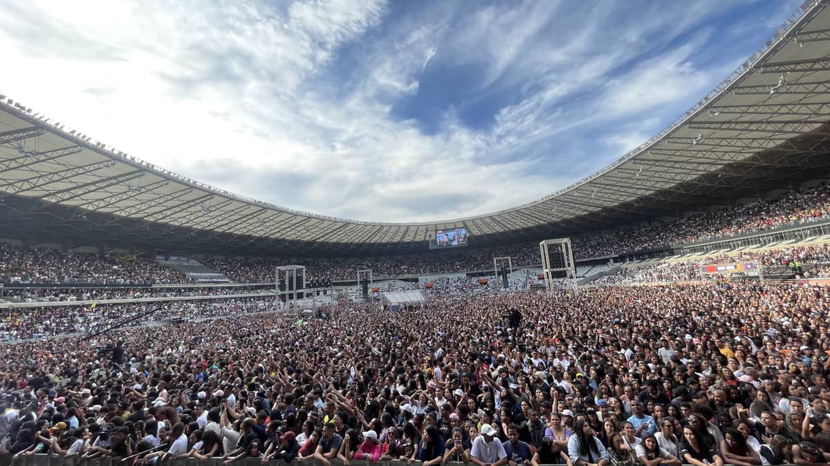 Ore Comigo: Evangélicos lotam Mineirão em dia de louvor